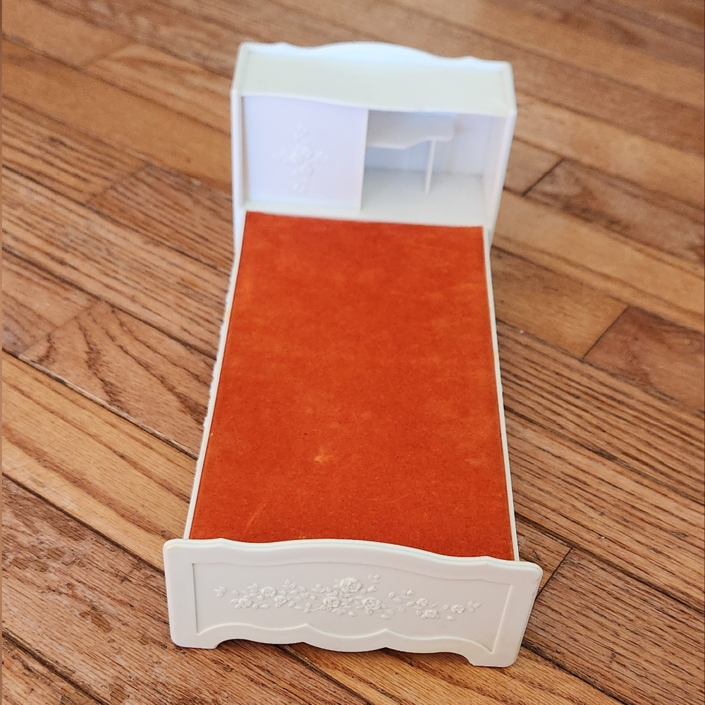 Ginny 70s Vouge Dolls Bed - Barbie Size Bed